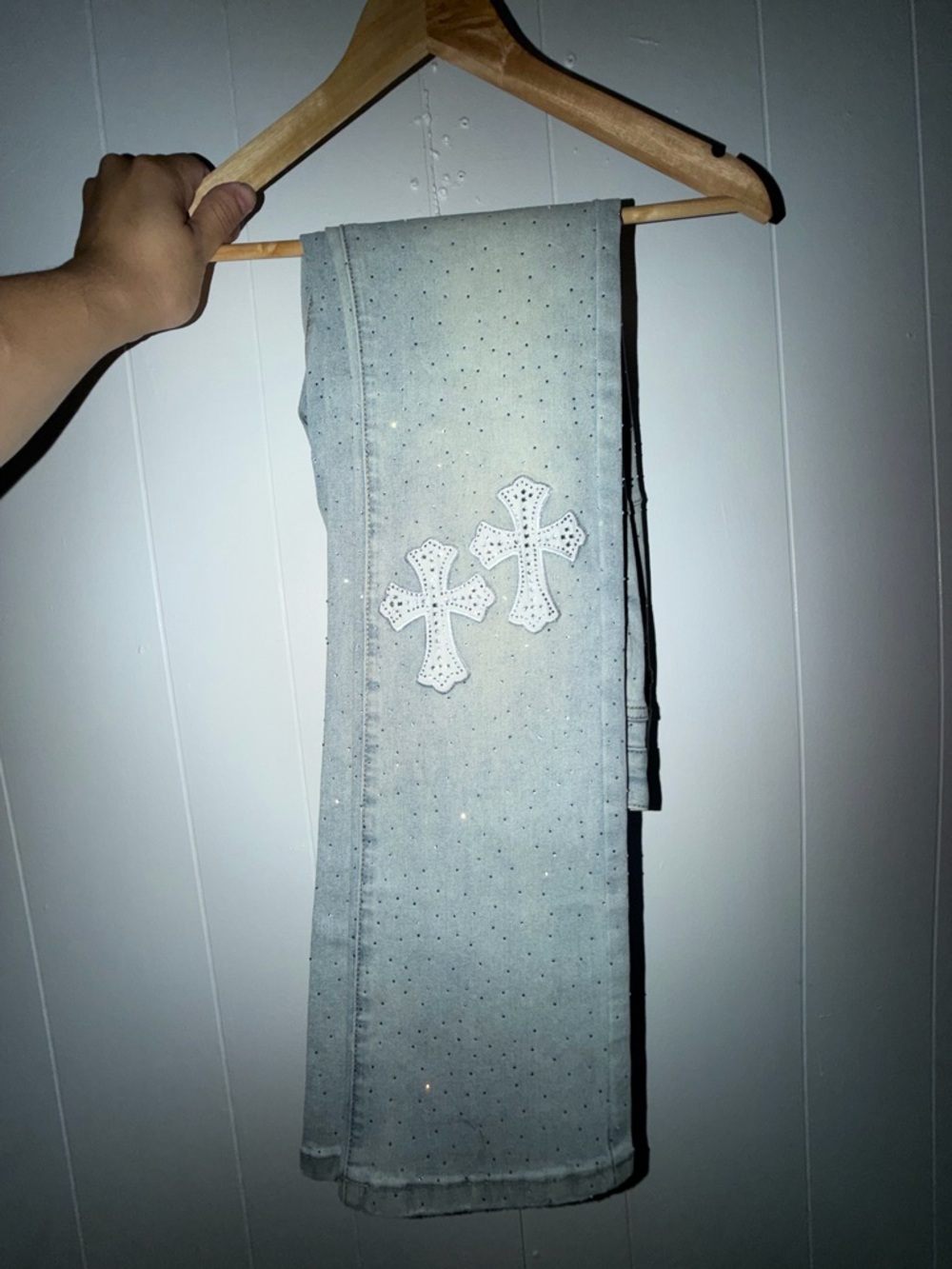 Men light washed Cross patches embroidered jeans - Picture 3 of 9